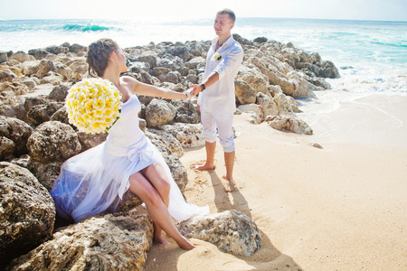 巴厘岛在海滩上的浪漫婚礼