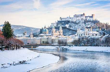 美丽的景色与霍亨萨尔斯堡要塞和河 salzach 在冬季 萨尔茨堡州 奥地利的萨尔茨堡天际线