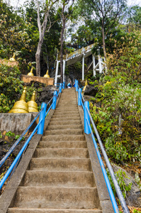 楼梯通往泰国佛教寺院的山