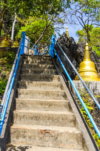 楼梯通往泰国佛教寺院的山