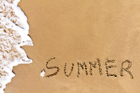 在沙滩上绘制的书面的夏天