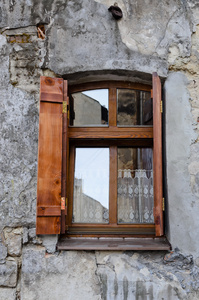 旧的退化墙上木窗口