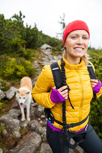 在秋田犬山徒步旅行的女人