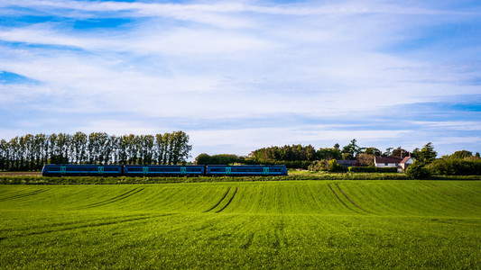 英国乡村小屋与火车在背景中