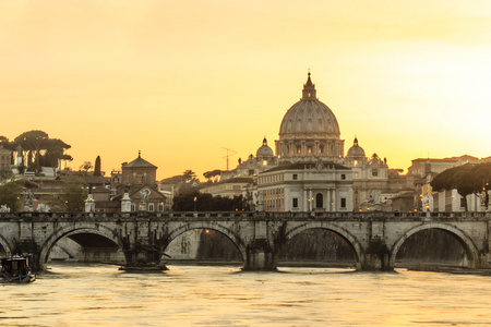 安杰洛桥和圣伯多禄大殿在黄昏，罗马，意大利