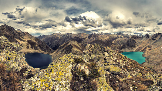 蓝色和黑色湖泊高在高加索山脉图片