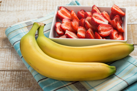 新鲜的香蕉和草莓