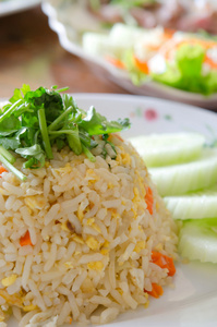 炒的米饭和新鲜的蔬菜