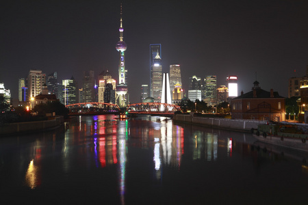 在晚上上海外滩花园大桥的天际线
