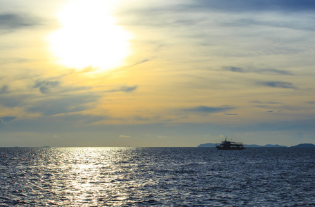 美丽的夕阳在热带海在夏季时间