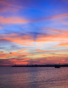 美丽的夕阳在热带海在夏季时间