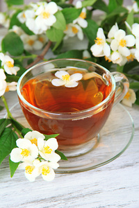 喝杯茶用茉莉花，木桌上特写