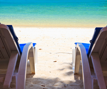 在岸上附近海沙滩椅。泰国