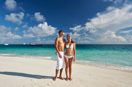 情侣在马尔代夫的海滩上