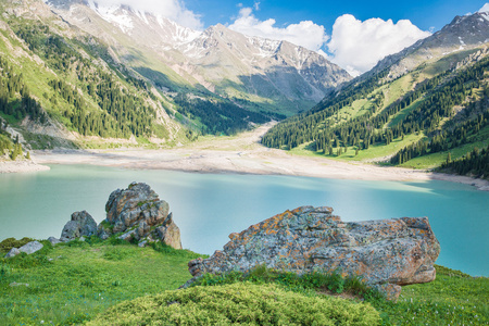 在阿拉木图，哈萨克斯坦，亚洲在夏天是壮观风景名胜大阿拉木图湖天山山脉