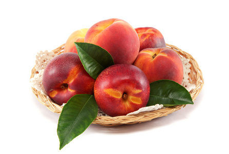 新鲜的桃子和油桃在隔离上白色的 bac 一篮子