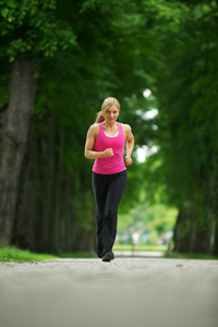 活跃的年轻女人，在公园里慢跑
