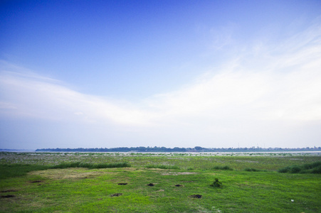 在老挝河绿草和蓝色天空风景