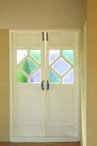 用彩色玻璃在房子复古白色门图片