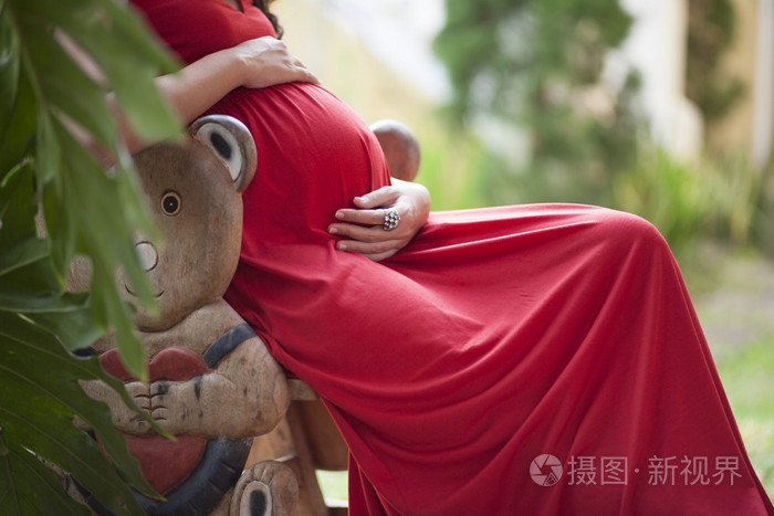怀孕的女人摸她的肚子用手的形象