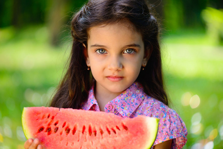 可爱的西班牙裔女孩吃西瓜
