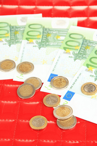 欧元纸币和欧元美分上红色背景