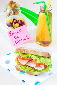 您的孩子在学校，与健康 sandwic 盒的盒饭午餐