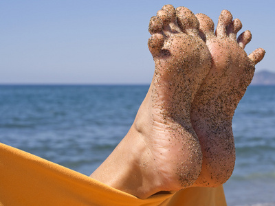 在海滩上的沙疯女人脚趾