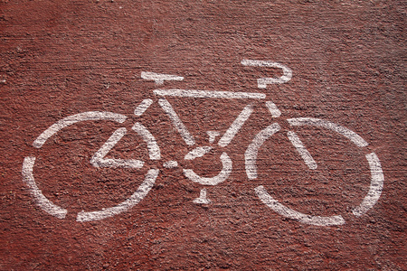 在沥青在红色和白色的自行车标志