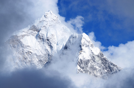 喜马拉雅山峰在云海 尼泊尔 珠穆朗玛峰地区，亚洲