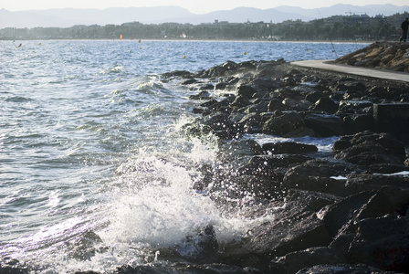 海浪猛撞在岩石上