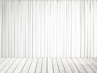 白色的窗帘和木地板