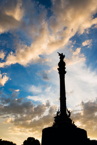 哥伦布雕像与落日的天空