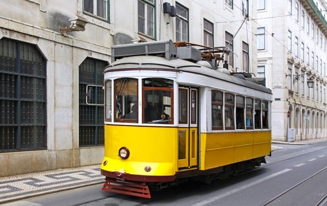 典型的黄色电车里斯本的街道上