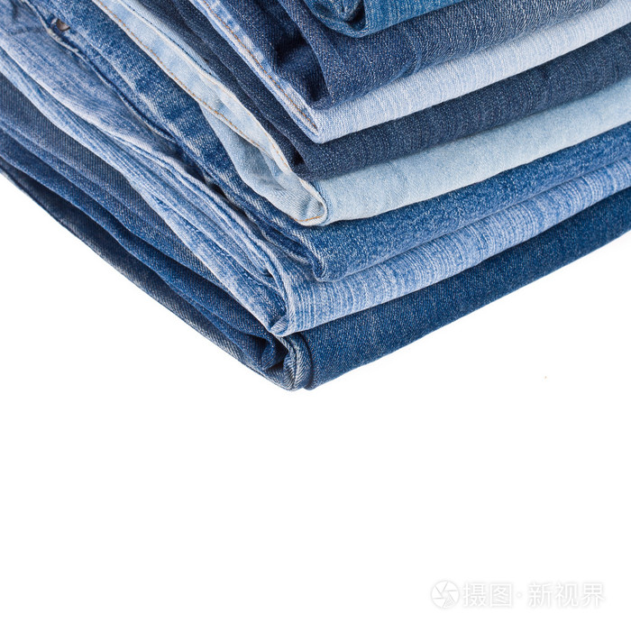 多的堆栈中的不同蓝色牛仔裤。