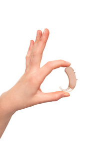 没有耳模和 tubint 之间年轻女性手手指的助听器