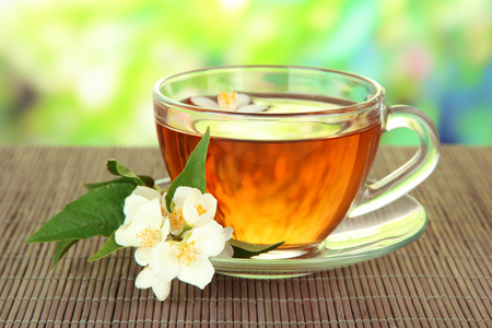 喝杯茶用茉莉花上竹席，在明亮的背景上