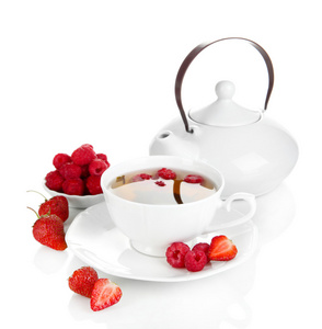 杯白色上孤立的莓茶