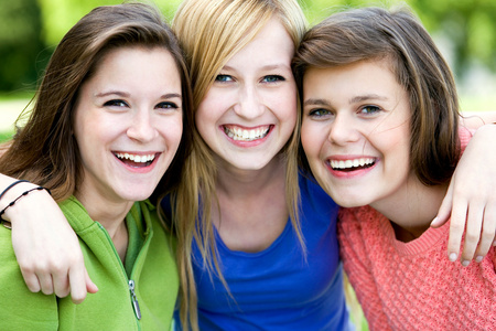 三个年轻漂亮的朋友