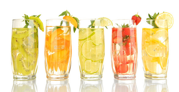 水果饮料与冰块上白色隔离的眼镜
