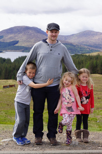 父亲和子女在苏格兰高地美丽的风景