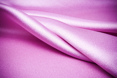 粉红色的绸缎面料，它波
