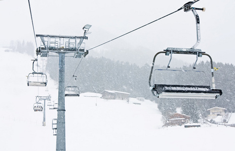 滑雪吊椅 kirhberg，奥地利。降雪