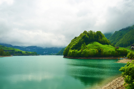 在瑞士美丽的翡翠山湖