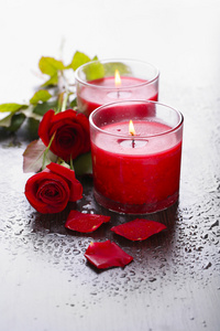 美丽浪漫红蜡烛与鲜花，关闭