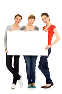三个年轻女孩持空白符号