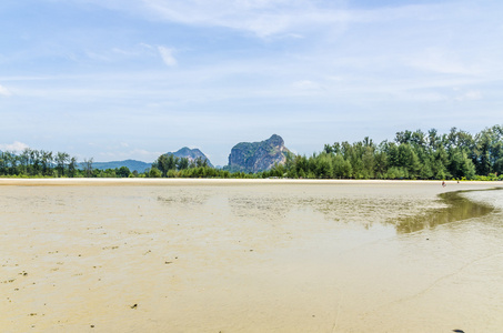 关于岩石的背景上在泰国沙滩海潮
