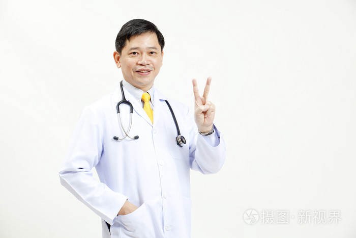 微笑着成熟的医生手迹象的肖像