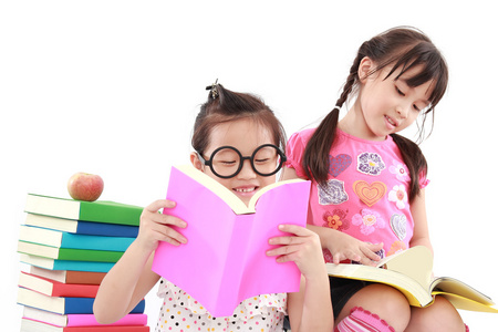 学生读一本书的小亚洲女孩