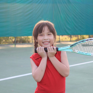 运动型美女亚洲网球选手的肖像